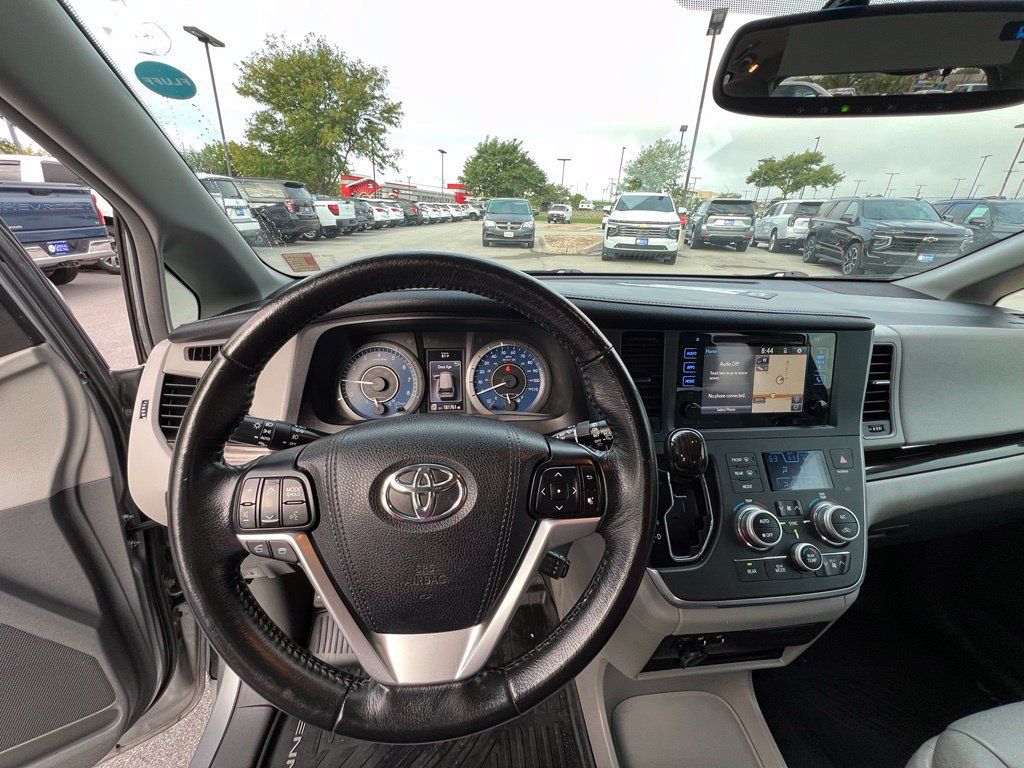 Used 2017 Toyota Sienna FWD image 37