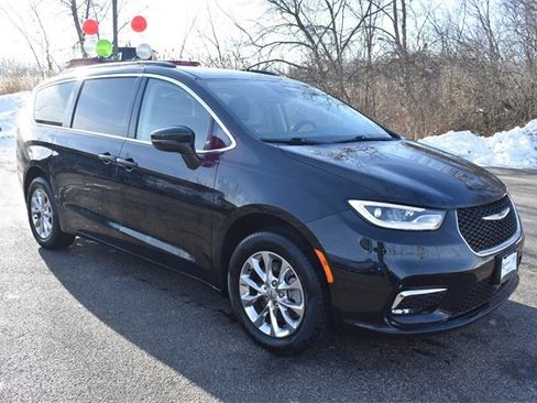 Used 2022 Chrysler Pacifica Touring-L image 10
