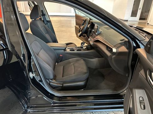 Used 2025 Nissan Altima 2.5 SV FWD image 30