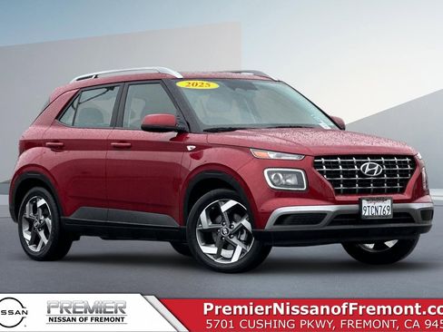 Used 2025 Hyundai Venue SEL image 1