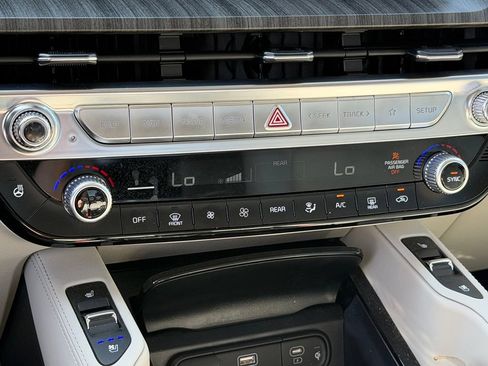 Used 2025 Kia Telluride SX Prestige AWD/4WD image 21