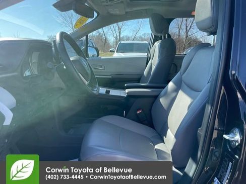 Used 2025 Toyota Sienna XLE image 17