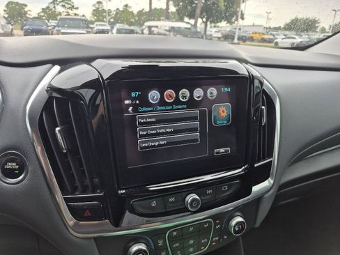 Used 2019 Chevrolet Traverse LT w/ LT Premium Package FWD image 4