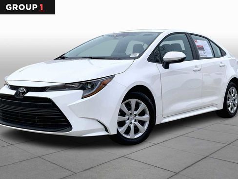 Used 2025 Toyota Corolla LE image 1