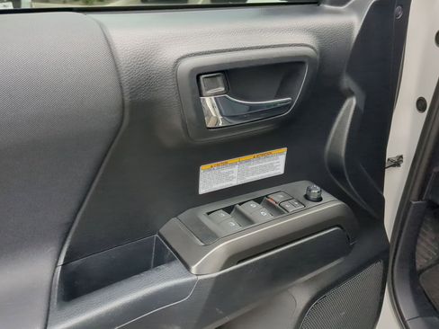 Used 2019 Toyota Tacoma TRD Off-Road image 12