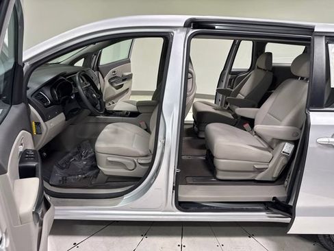 Used 2018 Kia Sedona L FWD image 6