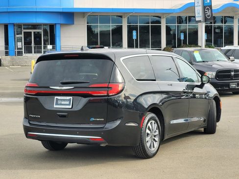 Used 2023 Chrysler Pacifica Touring-L image 5