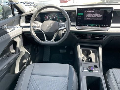 Certified 2025 Volkswagen Tiguan SE AWD/4WD image 18