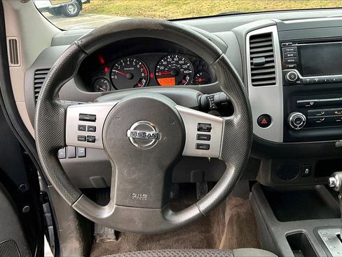 Used 2015 Nissan Frontier SV image 5