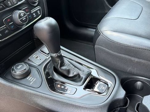 Used 2019 Jeep Cherokee Limited w/ Technology Group AWD/4WD image 28