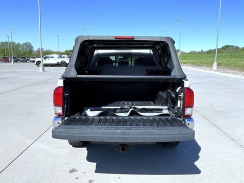 Used 2022 Toyota Tacoma SR5 AWD/4WD image 22