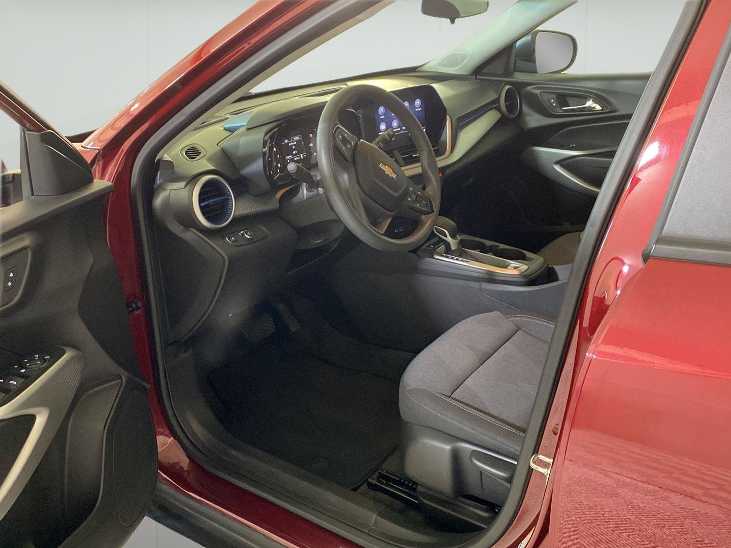 Certified 2024 Chevrolet Trax LS FWD image 18
