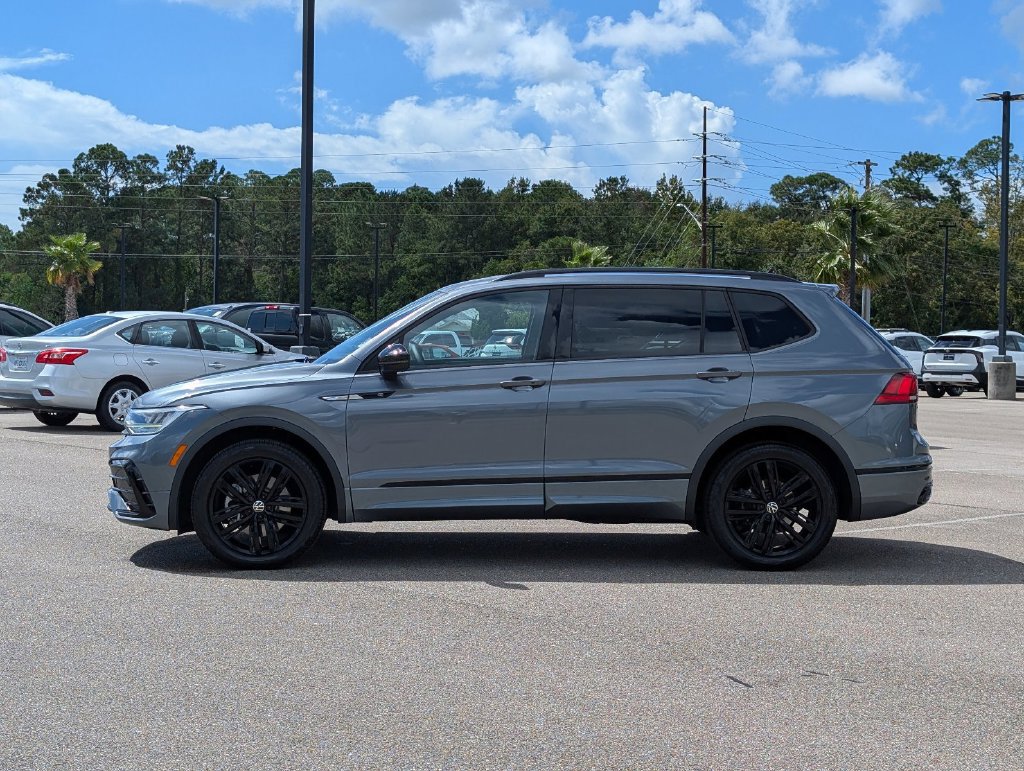 Used 2022 Volkswagen Tiguan SE R-Line FWD image 2