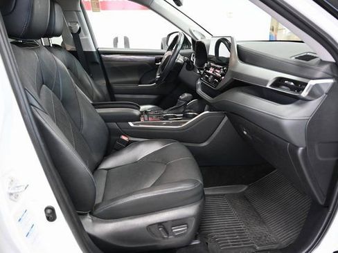Used 2022 Toyota Highlander Platinum image 11