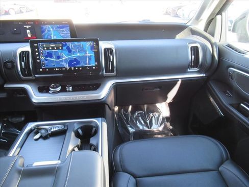 Used 2025 Ford Expedition Platinum AWD/4WD image 13