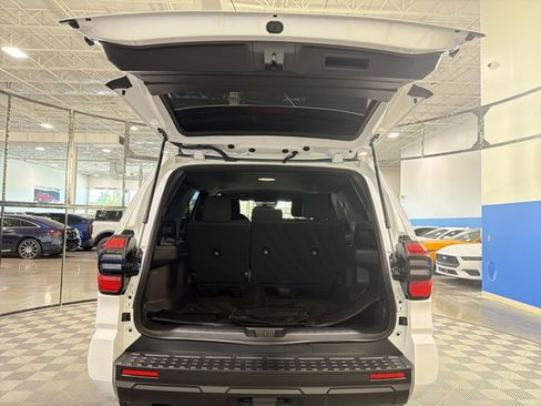 Used 2025 Toyota 4Runner SR5 AWD/4WD image 28
