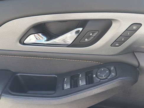 Used 2021 Chevrolet Traverse Premier FWD image 24