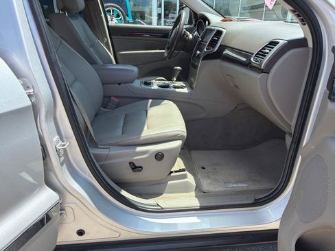 Used 2011 Jeep Grand Cherokee Laredo AWD/4WD image 9
