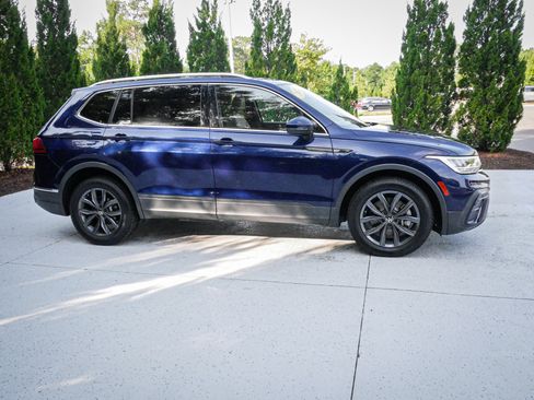 Used 2022 Volkswagen Tiguan SE AWD/4WD image 11