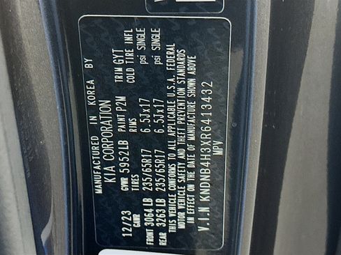 Used 2024 Kia Carnival LX image 12