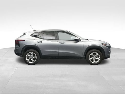 Used 2025 Chevrolet Trax LS w/ LS Convenience Package FWD image 6