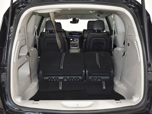 Used 2024 Chrysler Pacifica Touring-L image 31