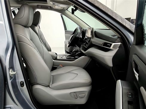 Used 2023 Toyota Highlander XLE image 10