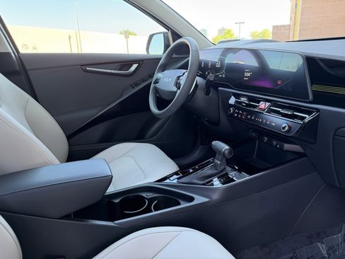 Used 2025 Kia Niro EX Touring FWD image 37