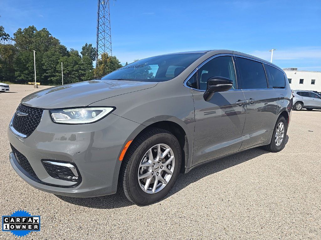 Used 2025 Chrysler Pacifica Select FWD image 1