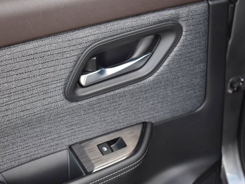 Used 2023 Nissan Rogue SV image 43