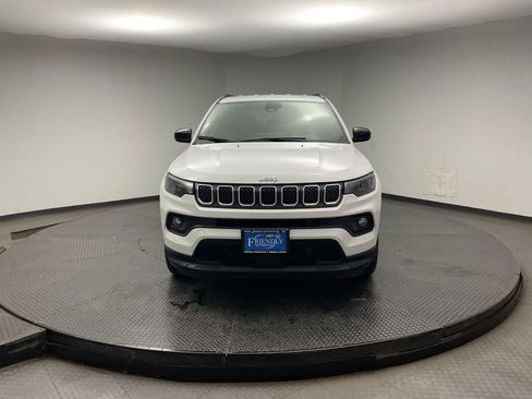 Used 2024 Jeep Compass Latitude AWD/4WD image 2