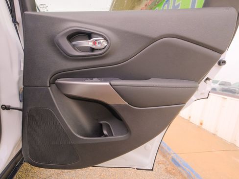 Used 2022 Jeep Cherokee Latitude Lux w/ Sun & Sound Group image 19