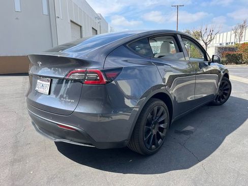 Used 2022 Tesla Model Y Long Range image 7
