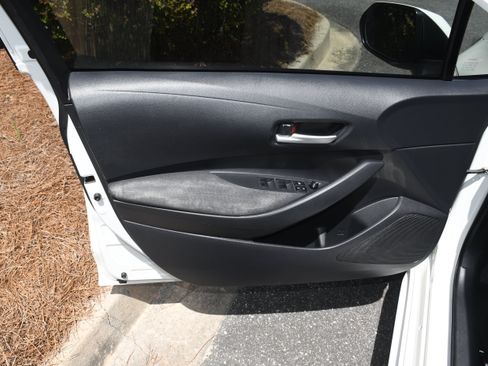 Used 2020 Toyota Corolla LE FWD image 9