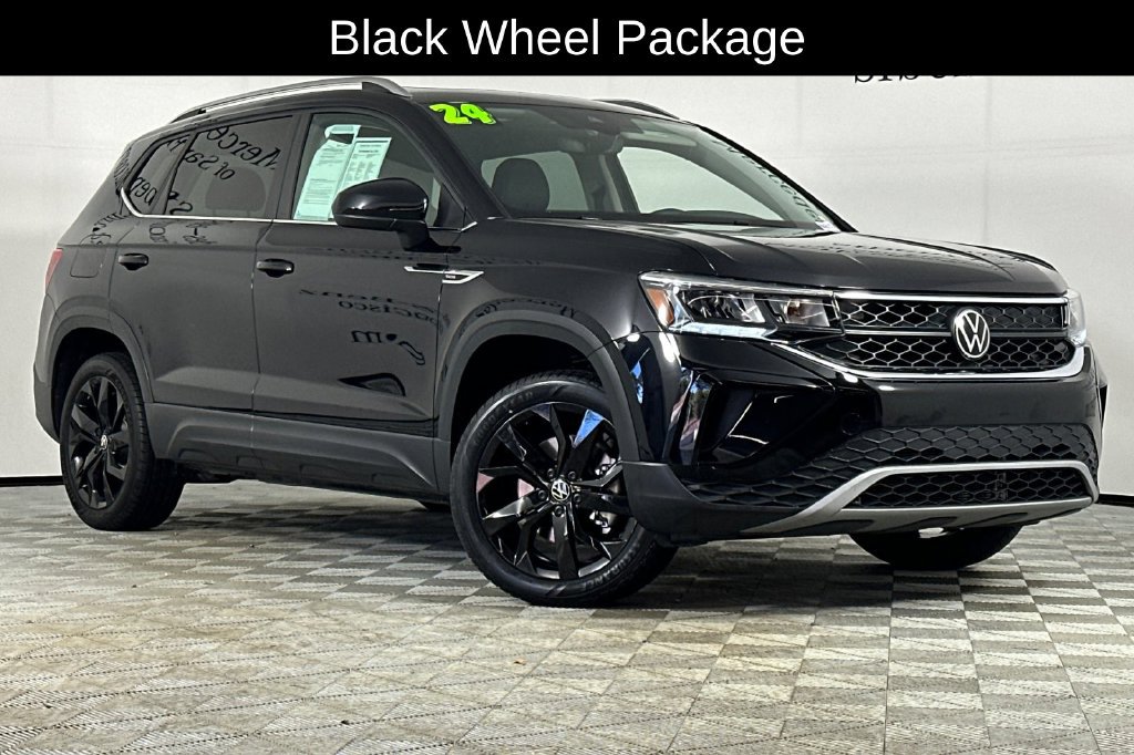 Used 2024 Volkswagen Taos SE w/ Panoramic Sunroof Package FWD image 2
