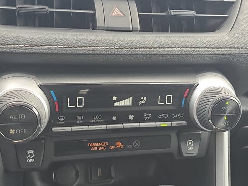 Used 2021 Toyota RAV4 XLE w/ Convenience Package FWD image 18