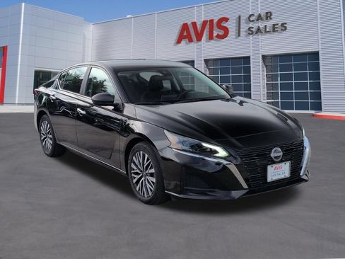 Used 2025 Nissan Altima 2.5 SV FWD image 3
