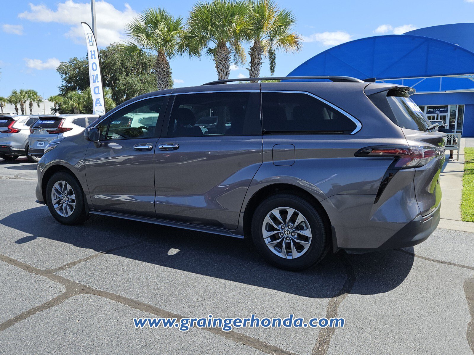 Used 2024 Toyota Sienna XLE w/ XLE Plus Package FWD image 3