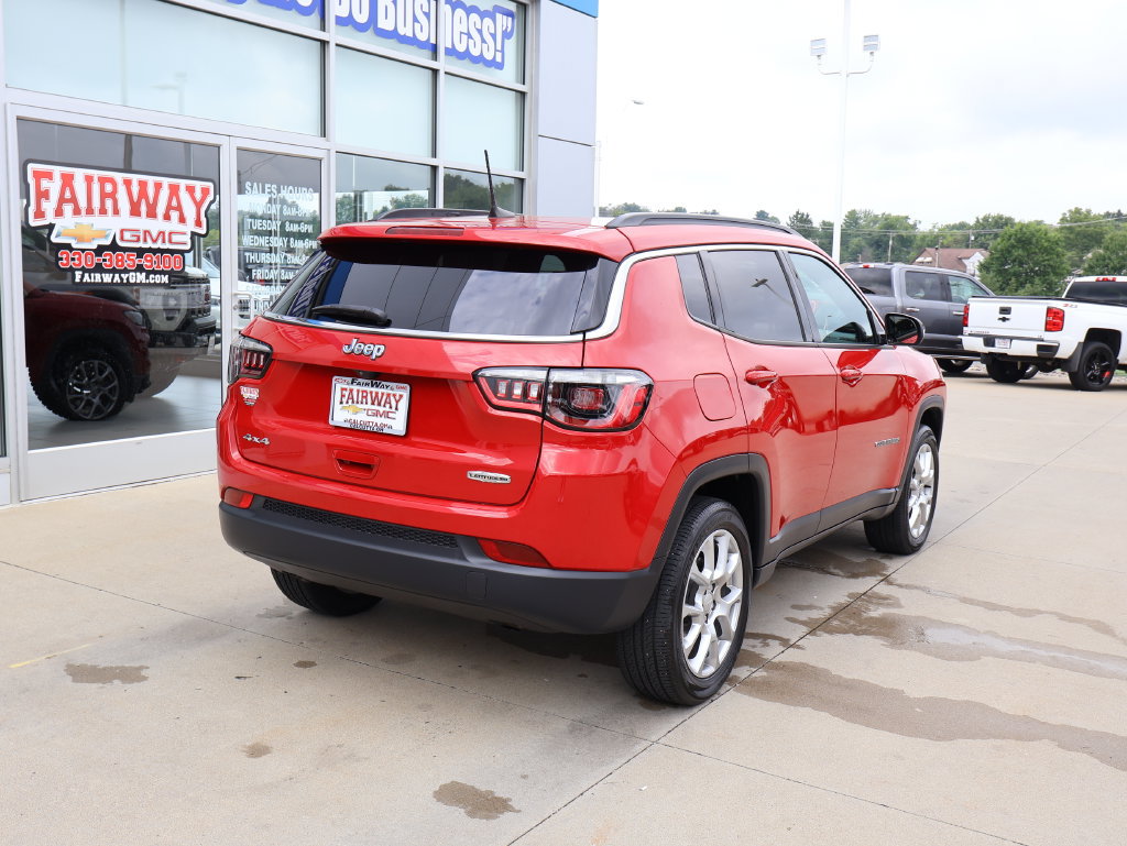Used 2024 Jeep Compass Latitude w/ Sun and Sound Group AWD/4WD image 3