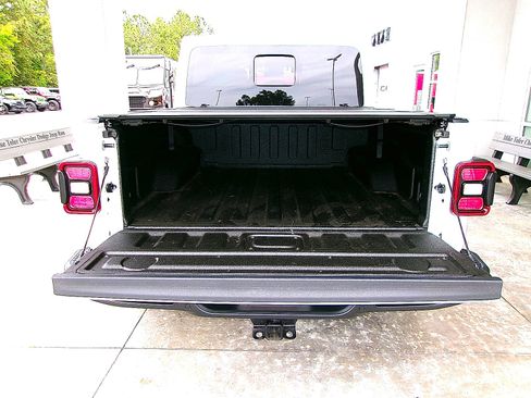 Used 2025 Jeep Gladiator Mojave w/ Safety Group AWD/4WD image 21