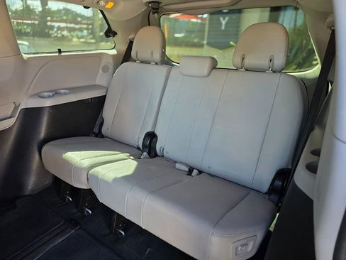 Used 2017 Toyota Sienna Limited Premium image 28