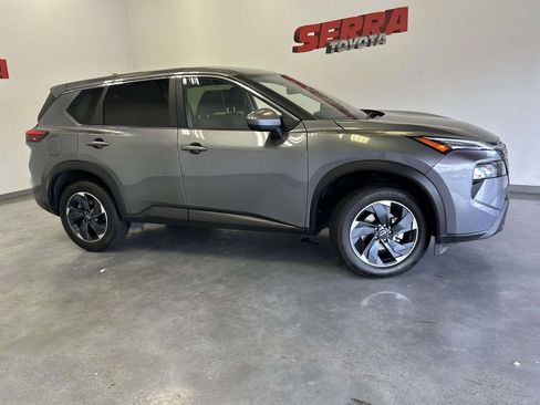 Used 2025 Nissan Rogue SV FWD image 2