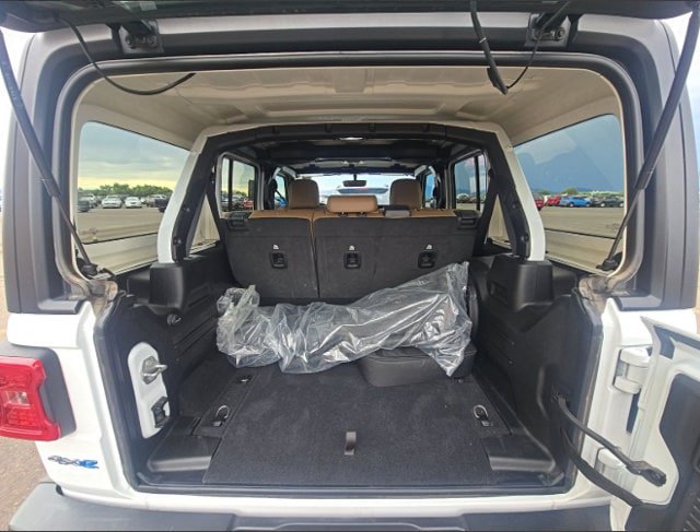 Used 2023 Jeep Wrangler Unlimited Sahara AWD/4WD image 7