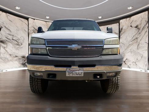 Used 2005 Chevrolet Silverado 2500 LT w/ Heavy-Duty Power Package AWD/4WD image 2