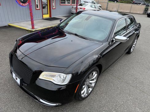 Used 2018 Chrysler 300 Limited image 2