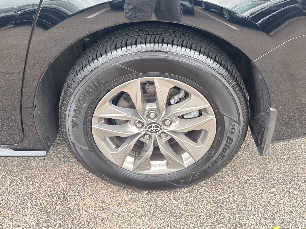 Used 2026 Toyota Sienna XLE AWD/4WD image 40