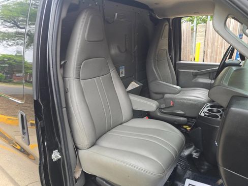 Used 2018 Chevrolet Express 2500 w/ Driver Convenience Package RWD image 12