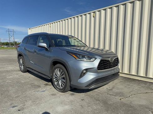 Used 2020 Toyota Highlander Platinum FWD image 1