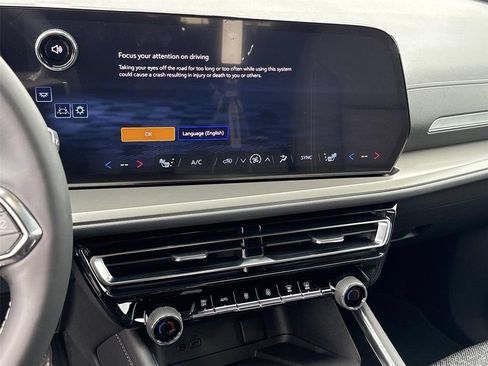 Used 2025 Chevrolet Traverse LT FWD image 5