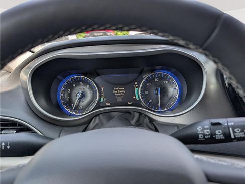 Used 2024 Chrysler Pacifica Touring-L FWD image 29